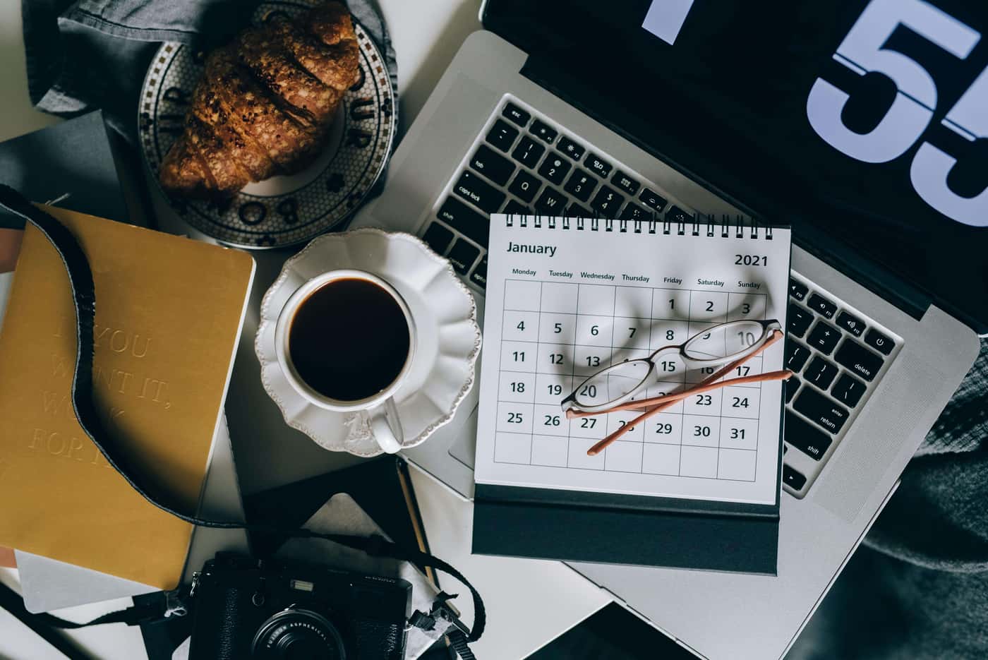 operations-assistant-desk-calendar-documents